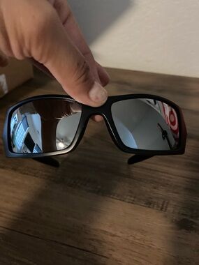 Like new oakley gascan sunglasses